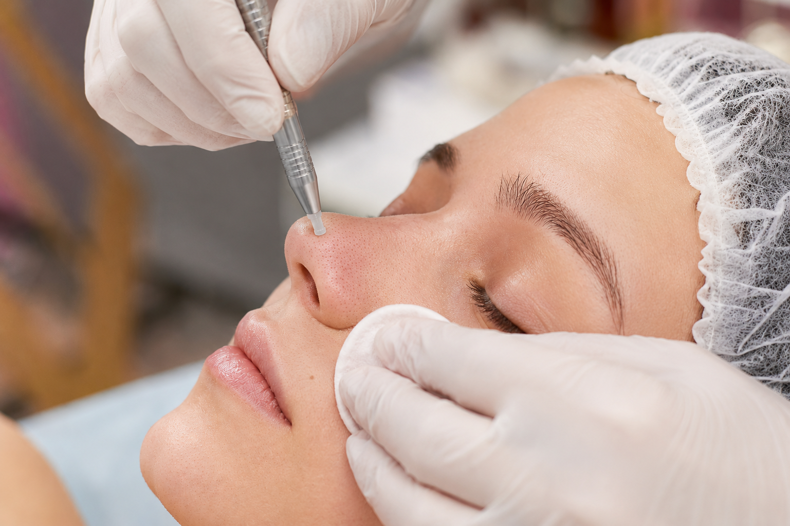 Profissional de estética atendendo com confiança
